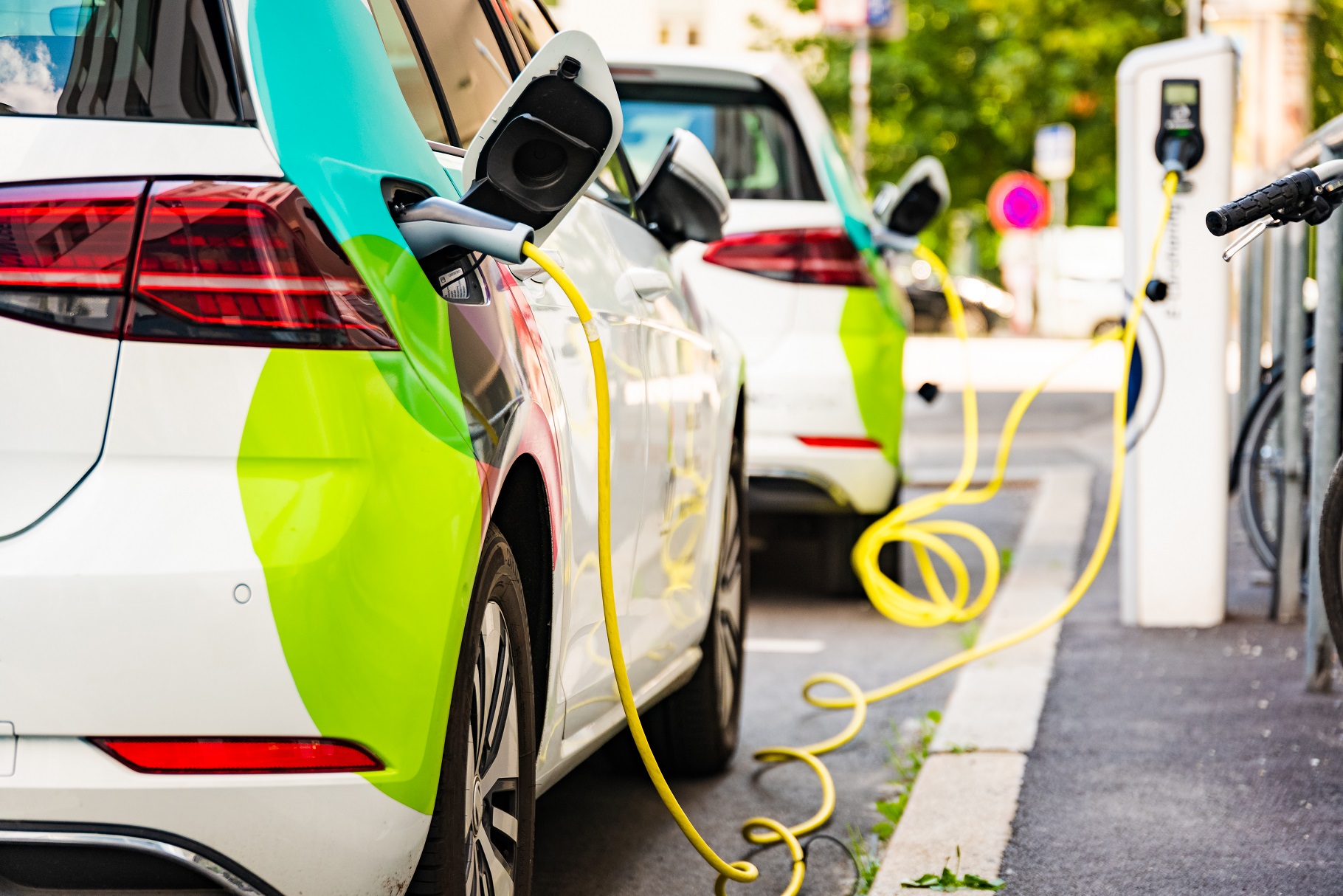 Placas solares en empresas y puntos de carga para flota eléctrica
