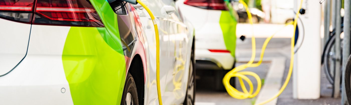 Placas solares en empresas y puntos de carga para flota eléctrica